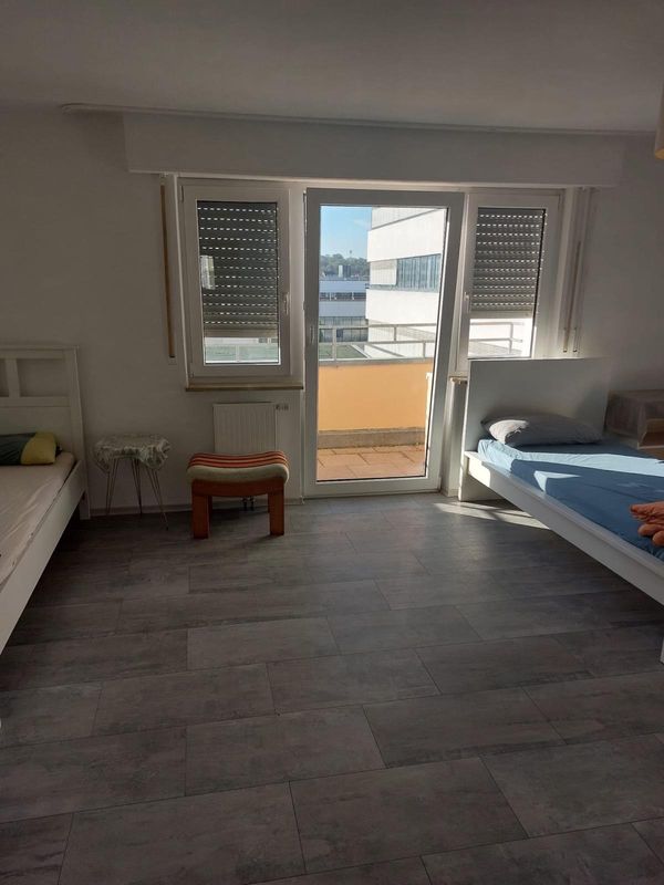 Zimmer mit Balkonzugang und zwei Betten