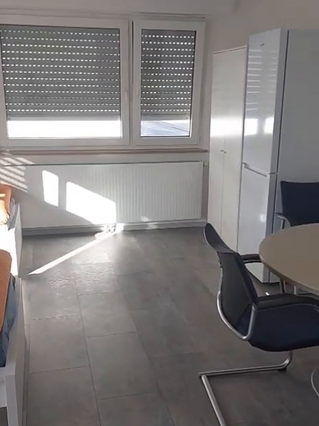 Zimmer mit Schrank und Stuhl